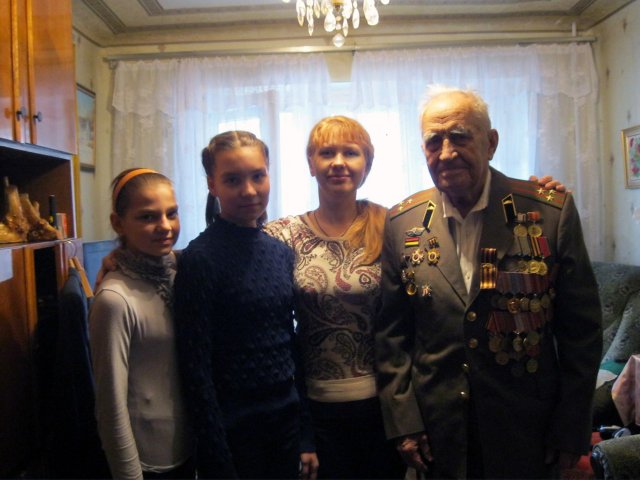 Грязинские пятиклассницы поздравили ветерана с днём рождения